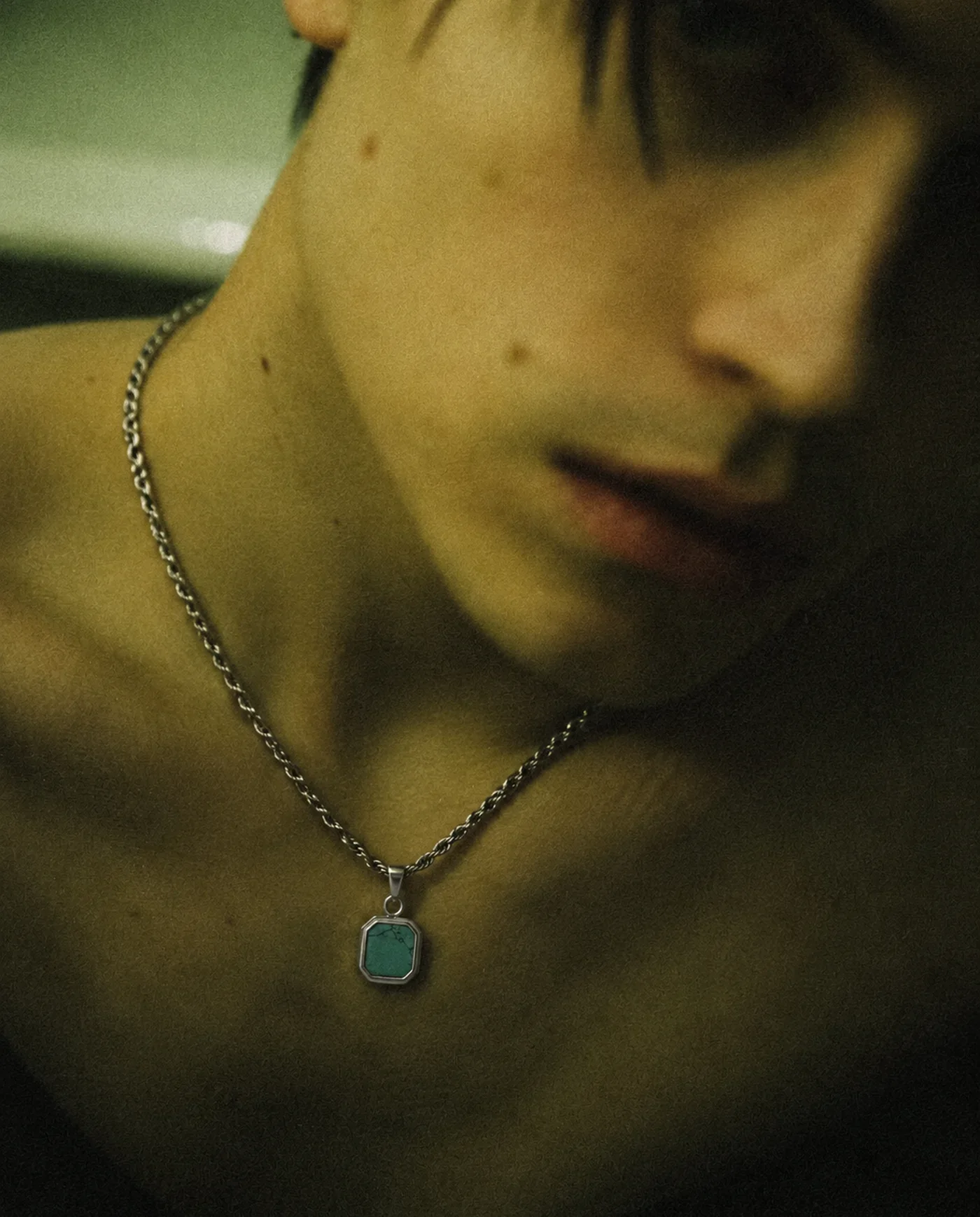 Collar Aqua en acero: placa octogonal de 15 mm con piedra turquesa, sobre cadena torzal de 3 mm, puesto al cuello