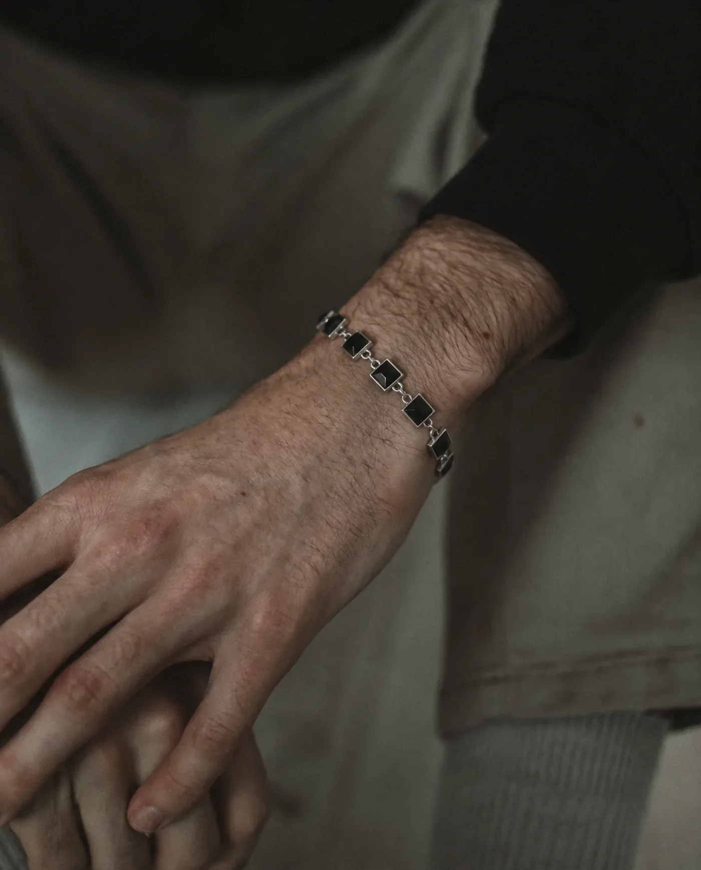 Pulsera Tesela en acero con cristales negros facetados en engaste de bisel, puesta en la muñeca