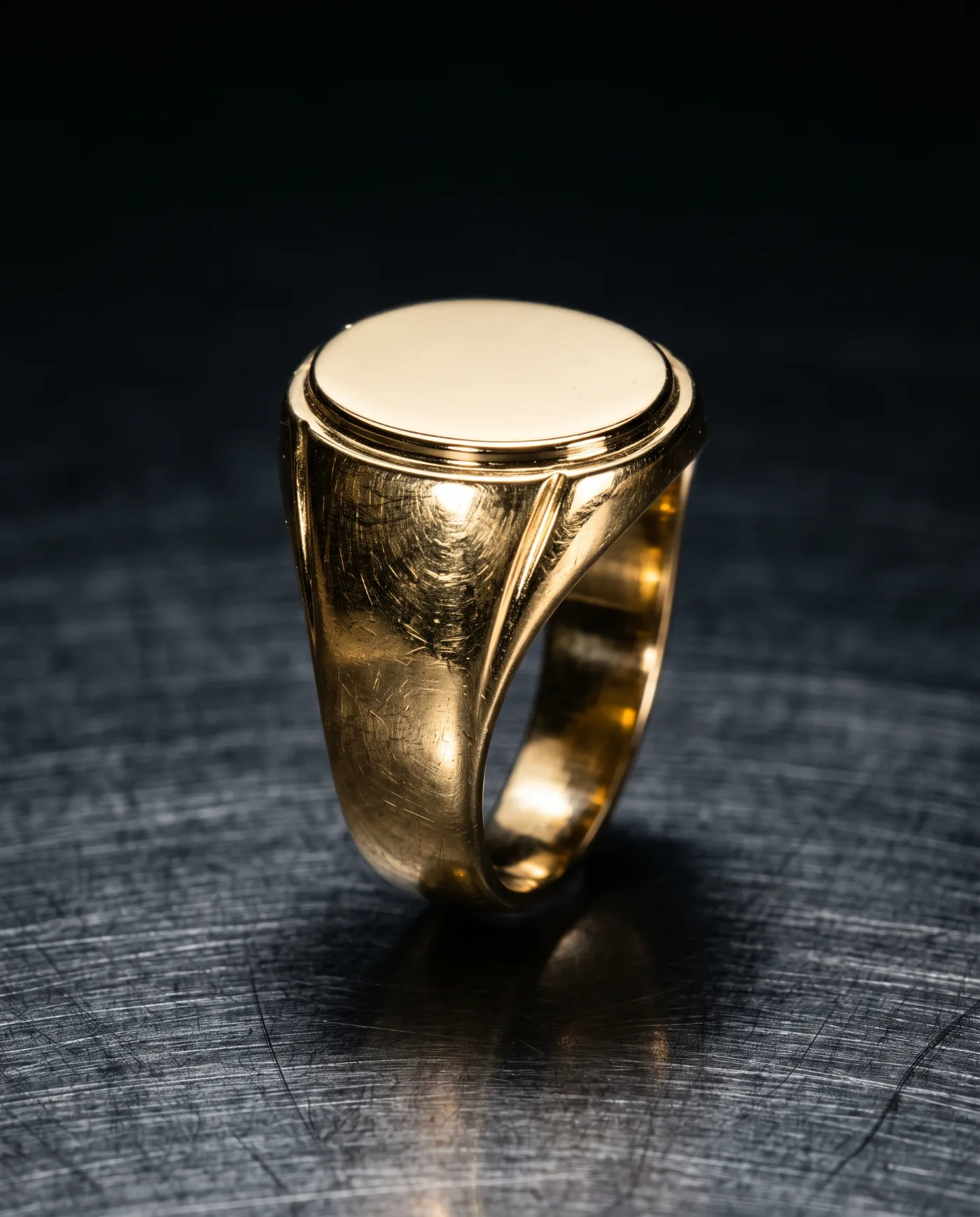 Anillo sello de oro sobre acero cepillado