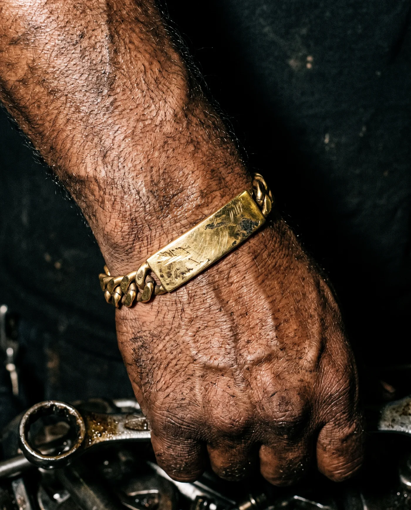 Pulsera de placa grabada en la muñeca